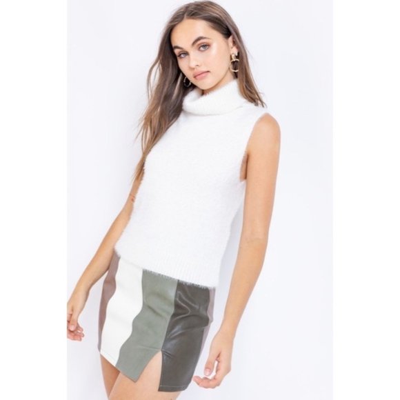 Brinisity Sweaters - LAST ONE -COOL BREEZE TURTLENECK TANK SWEATER